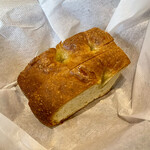 トラットリア ボーノボーノ - 自家製パン。1切れ/人