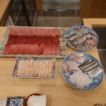 江戸町 すぎもと - 今回の寿司ネタ
      既に切ってある状況。
      細かな隠し包丁はあとから入れられていた。