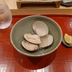 江戸町 すぎもと - ○桑名産の蛤
            一つはそのまま、
            もう一つはすだちを絞ってお召し上がり下さい
            との説明。
            
            半生な感じでプリッと食感もある美味しい味わい。
