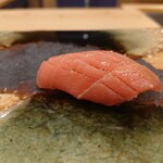 江戸町 すぎもと - ○宮城県の大トロ（煮切り醤油）
      先程の中トロも味わい良かったけれど
      大トロは更にマグロの旨味（甘み）が広がるよねえ～
      旨いなあ～❕