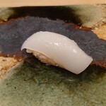 江戸町 すぎもと - ○愛知県師崎のスミイカ（粗塩）
      コリッと食感があり、
      あとからとろーとした旨味が来る味わい。