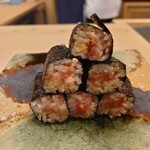 江戸町 すぎもと - ○とろたく（煮切り醤油）
      パリッとしてる海苔。
      粘りのあるトロの旨味、シャリッとする沢庵の食感。
      胡麻の味わい。
      これは良いよねえ❕
      
      口の中にトロの旨味が残り続けてる
      唾液が止まらない