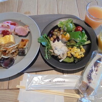 THE GATEHOUSE - ブッフェ式の朝食　お皿に盛り付け