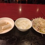 陳家私菜 - 水餃子、杏仁豆腐、サラダ