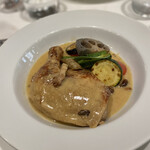 Brasserie Laiton - メイン　国産骨付き鶏もも肉のブレゼ　軽いクリームソース　量もたっぷりで柔らかいお肉！骨からもほろりと外れます。