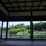 Kikugetsu tei - 「掬月の間」から南湖を望む景観は見事で、歴代藩主が大茶屋と呼び、こよなく愛した