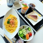 SAKURA Cafe - 2023年5月21日(日) 桜海老とあさりのパスタ980円・サラダ付き、いちごとマンゴーのごーゴーフラッペ490円、バスクチーズケーキ400円、アイスコーヒー300円