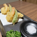個室完備 海鮮と産地鶏の炭火焼 鶏菜 - たけのことエビの天ぷら