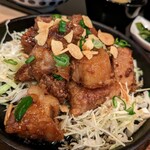 定食酒場 にこ家 - 分厚くカットされたお肉にウースターソースの味がしっかりついて、ガーリック風味たっぷり！美味しい(≧∀≦)