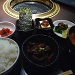 和 はなれ - チゲスープ、焼き肉、やっこ、ナムル、韓国海苔がセットになっています。
            