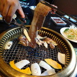 焼肉草野 - ハサミでちょん切り…