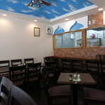 大阪ハラールレストラン - 開放的な店内