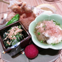 伊豆の旬 やんも 丸の内店 - 前菜盛合せ　焼き茄子のお浸し山芋掛け　めぼう串　烏賊の唐揚　蟹の天婦羅　他
                
