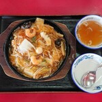 Manri - 鉄板五目焼そば 960円