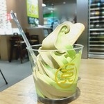 一○八抹茶茶廊 - ミックス(イートイン価格￥397)。ソフクリはカップ派なんよw