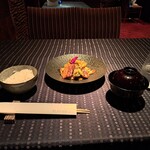 瀬里奈 - 魚沼産コシヒカリご飯、キャベツたっぷりの回鍋肉、お味噌汁のお椀です。