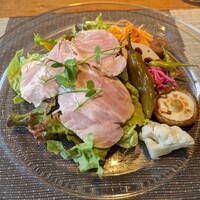 Cucina Italiana 東洞 - 豚ハムサラダ　右側はにんじんのラペ、ピクルス、ごぼうの赤ワイン煮、しいたけのグリルバルサミコソースだったかな？