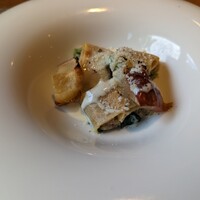 Cucina Italiana 東洞 - クレープみたいに豚ミンチと壬生菜を巻いたチーズクリームパスタ、焼きリンゴが添えられています。