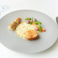 シグネチャー - 赤鶏胸肉とモモ肉、モリガンファームから届いた季節野菜シャンパーニュソース