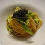 クーカル - キャヴィアとアスパラガスの冷静カッペリーニ