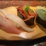 沼津 魚がし鮨 横浜西口店 - 近海５種にぎり（１貫食べた後の写真です！）