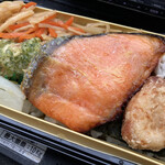東武ストア - 料理写真:鮭もなんだかんだ厚みはある