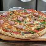 トリワイン ＰＩＫＯＳＨＨＨＵ - 鶏ももタタキとニラのピザ