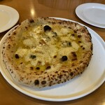 Pizza and BIANCHI - クアトロフォルマッジ