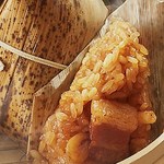 Okayu-stand.Salad - 『豚肉ちまき』煮込んだ豚がゴロっと入って旨味がもち米にしみ込んでます