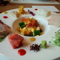 日本料理 TOBIUME - お造りのプレート。お皿の縁には様々な新鮮なお刺身と菊の花びらなど珍しい薬味。中央にはパンプキンのサラダ。食感も楽しい逸品。