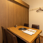 焼肉 水谷 - 全てのお席が個室仕様でゆったりとお食事をご堪能いただけます。(天井は解放)