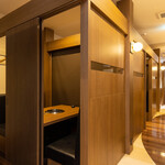 焼肉 水谷 - 全てのお席が個室仕様でゆったりとお食事をご堪能いただけます。(天井は解放)