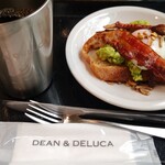 DEAN & DELUCA - ブレンドコーヒー     ベーコンエッグアボカドトースト