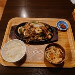 Yo-shoku OKADA - ●牛カルビ焼肉定食　1,680円
            ○ご飯
            カルビが美味しくご飯が足りなくなったけれど
            このお店のご飯のお代わりは確か280円❕
            大盛りならもう少し安いかも？
            
            この値段なので我慢我慢！（笑）