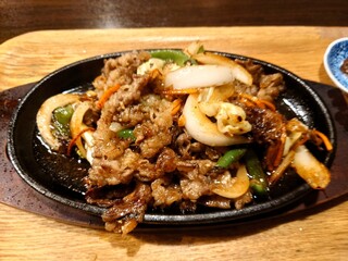 Yo-shoku OKADA - ○牛カルビ焼肉
鉄板熱々で提供された。

チリチリな薄い脂身の多いカルビ肉だけど
見た目とは違って
これは旨味があって美味しいねえ❕