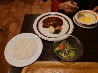 Yo-shoku OKADA - 食べてる途中だけどお袋さんの

●特製ハンバーグステーキ　980円

●Aセット（サラダ、スープ、ご飯）450円