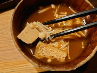 Yo-shoku OKADA - ○お味噌汁
最初に鰹節の香りと旨味が
ガッツリとくる美味しい赤出し。

薄めだけど出汁のお陰で物足りなさはない。