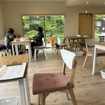 Yuzuha cafe - 窗户很大的室内