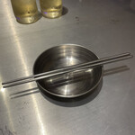 Kankoku Chikin To Samugyopusaru Nyamunyamunyamu - 取り皿と箸は、韓国っぽく銀だ。