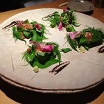 焼鳥 市松 - 比内地鶏の造り サラダ仕立て 熟成ニンニクのペースト