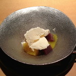 焼鳥 市松 - 水羊羹にオレンジソースとチーズのアイスを乗せて