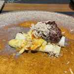 FRUTTO - ホワイトアスパラガス（半熟卵と馬肉の肉団子）