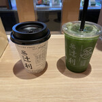 辻利 - 右：グリーンティー　ノンスイートS（税込385円）、左：宇治煎茶　HOT（税込275円）