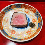 銀座 きた川 - 中が美しいピンクの飛騨牛のヒレ肉　生胡椒のペーストと共に。