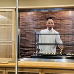 銀座 きた川 - 引き戸が開いて鮎の焼き場を見せてくれる演出。