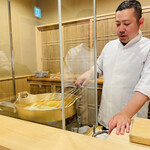 銀座 きた川 - 敦賀湾の烏賊を油通ししているところ