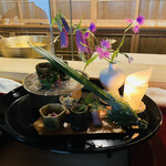 銀座 きた川 - 入店した時　カウンター内がお花でいっぱいだったのは　この八寸のためだったのですね。(写真は二人前です)