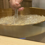 銀座 きた川 - 海老　烏賊　牛蒡　アスパラガスのかき揚げを揚げていらっしゃるところ。