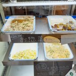 オモヤキッチン - お惣菜のテイクアウトは量り売り。100ｇで150円税込
