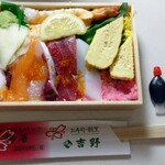 Umeda Yoshinozushi - 吉野杉のお箸とお魚型の醤油さし